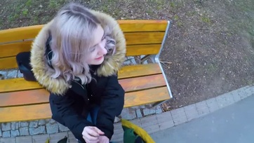 Fiatal 18 esztendős tinicsaj stekszért szop a téren Thumb