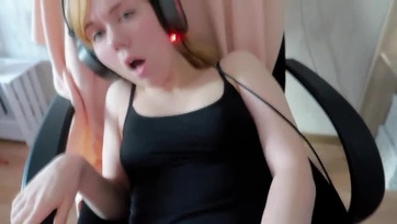 Kis dákójú bátyó furulyáztatja a bohó húgocskáját Thumb