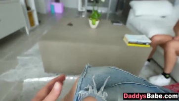 A vadóc neveltlánya és egy szexi tini szajha cumizza a papika orbitális répáját Thumb