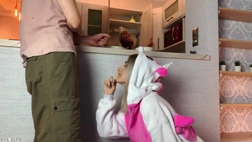 Tini luvnya a nevelőanyucija előtt baszik a tesójával Thumb