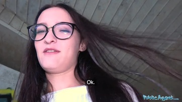 Cseh szemüveges fiatal ribanc megkélve Thumb