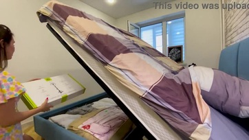 A fiatalember kihasználta az alkalmat és bemártotta a mostoha anyucija borotvált pinácskájába Thumb