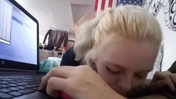 18 esztendős amatőr bébi szívja a péniszt Thumb