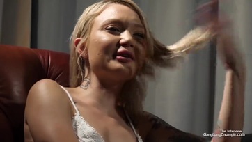 Szőkehajú pornós lány 5 fasszal egyszerre! Thumb