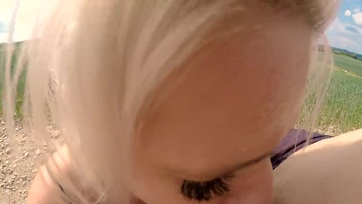 Szöszke csajt a városban dugja popsikába Thumb