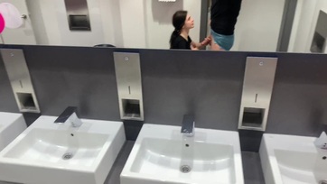 Amatőr spiné a wcben lefurulyáztatva Thumb