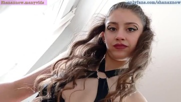 18 esztendős sötét hajú bikinis pipi szopikál és pattog a faszija bazinagy pajszerén Thumb