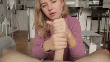 A mostohanővérem nyakon csípett zsebhoki közben, de jókedvűen megszopogatta és megcibálta Thumb