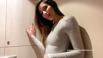 A fiúcska követte a kis nejlonharisnyás sunát a publikus budiba Thumb