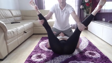 Beindult mostoha bratyesz széttépi a húga cicanadrágját és berakja a szőrtelen pinácskájába Thumb