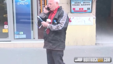 A hapsi kint vár, amíg a MILF luvnyáját hágják Thumb