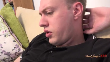 A nagy mellű milf felizgatta a mostoha unokáját és megrakatta vele a pufók puncusát Thumb