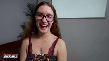 Bűbájos pápaszemes tini lány hancúrozik az életerős dákójú ügynökkel a szex meghallgatáson Thumb