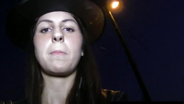 Fiatal magyar cicus lefurulyáztatva és megkuffantva Halloween estéjén Thumb