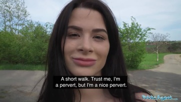 Pisálás közben stírölte a csábító tini sunát aztán egy kis készpénzért megkúrhatta a nuniját Thumb