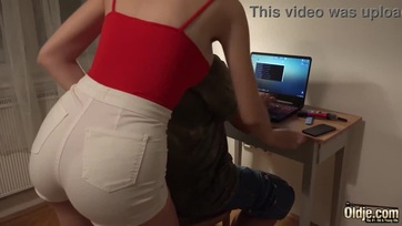 Lángolt a sexy kiscsaj nunija úgyhogy ráröppent a szerencsés nagypapa falloszára Thumb