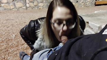 A szexi kacér spiné lecumikázta az ismeretlen pasi péniszét a téren Thumb