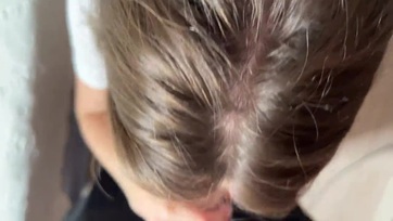 A kerekseggű tini ribanc análdugóval a fingójában várta a pasija jókora brokiját Thumb