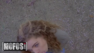 Egy kis készpénzért megmászta és beleverte a szájacskájába a megduzzadt kukit a vakmerő tini Thumb