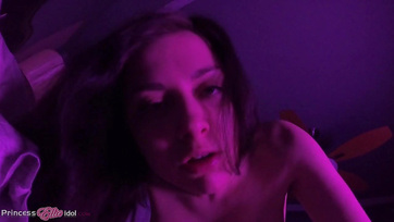 Ez a sexy lány bármikor boldogan felülne az eres kolbászodra Thumb