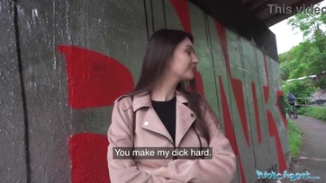 A tündéri cicus miután megvillantotta a cickóit egy kis delláért a lábát is széttárta Thumb