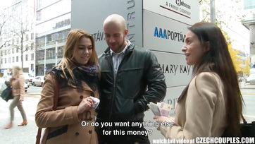 Egy kis stekszért belement a tinédzser pár a publikus partnercserés dugást Thumb