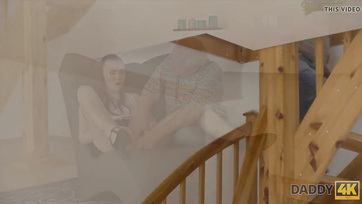 Behelyezte az ujjait majd a faszát a tinifia bűbájos csajának puncijába Thumb