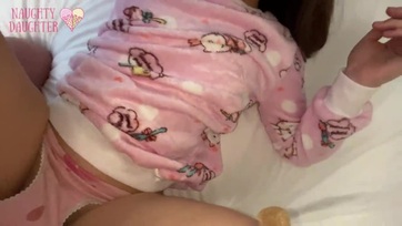 Valahára rávettem a gyönyörű mostoha kishúgomat hogy belógathassam a jókora faszomat a feszes cuncijába Thumb