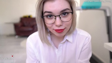 Felcsücsült az íróasztalra a csábos szöszke magántanár és elrántotta a tangáját hogy bedugjam neki Thumb