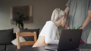 A tüneményes fősulis csajszi zsákmányolt egy jókora robbanótöltetet a passzentos vaginájába Thumb