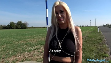 Elment egy menetre a nagyfaszú utcaügynökkel a szexi szöszi bukaresti bige Thumb
