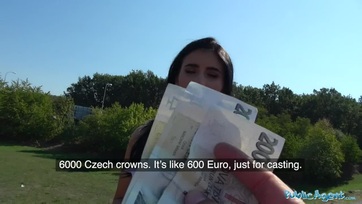 Eltette a zsozsót a hatalmas mellű bukaresti luxus ribanc és elment egy pásztorórára az utca ügynökkel Thumb