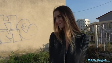 Konfirmálta a darázsderekú tini leányzó hogy az ügynök lovettáért megkefélhesse a sunácskáját Thumb