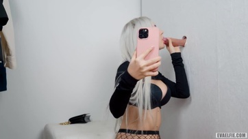 Megszopikálta majd nekidörzsizte a szaftos puniját a nyílásból kivillanó dagadó faroknak Thumb