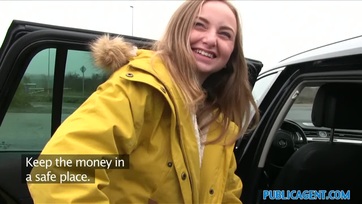 Tejelt a vadító keleteurópai luvnyának hogy megvillantsa a dudáit és lecidázza a falloszát Thumb