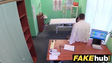Lemeztelenedett a rendelőben a magyarországi milf nőci és előkapta a doki fütyijét a nadrágjából Thumb